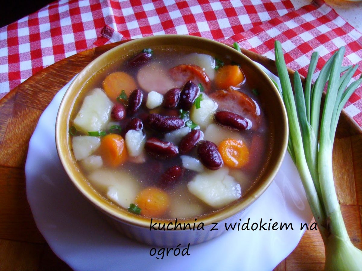 Zupa ziemniaczano - fasolowa z boczkiem i kiełbasą