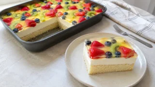 Biszkopt z kremem mascarpone i owocami – prosty przepis na lekki deser