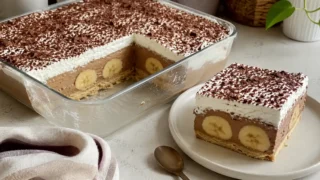 Ciasto bananowe bez pieczenia  – prosty przepis z kremową masą serową