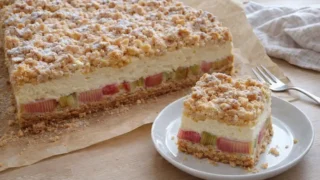 Kruche ciasto z rabarbarem i pianką budyniową – sprawdzony przepis