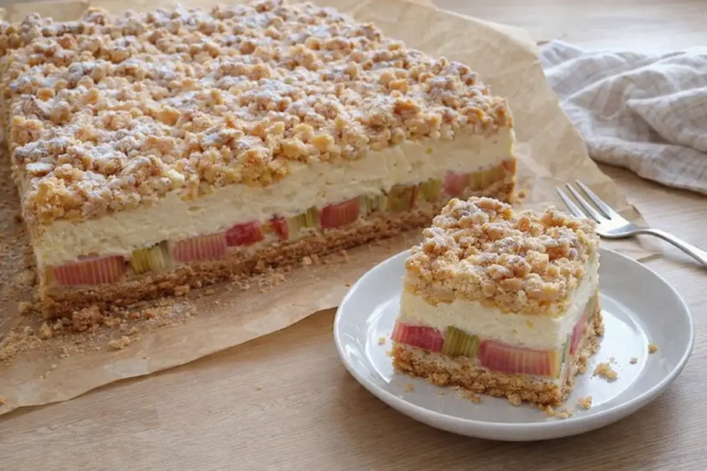Kruche ciasto z rabarbarem i pianką budyniową – sprawdzony przepis