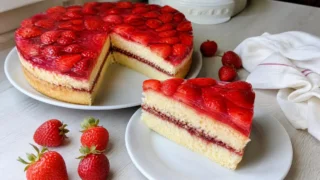 Tort truskawkowy – prosty przepis na lekki domowy wypiek