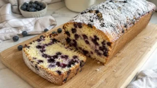 Ciasto cytrynowe z jagodami – prosty przepis na wilgotny wypiek
