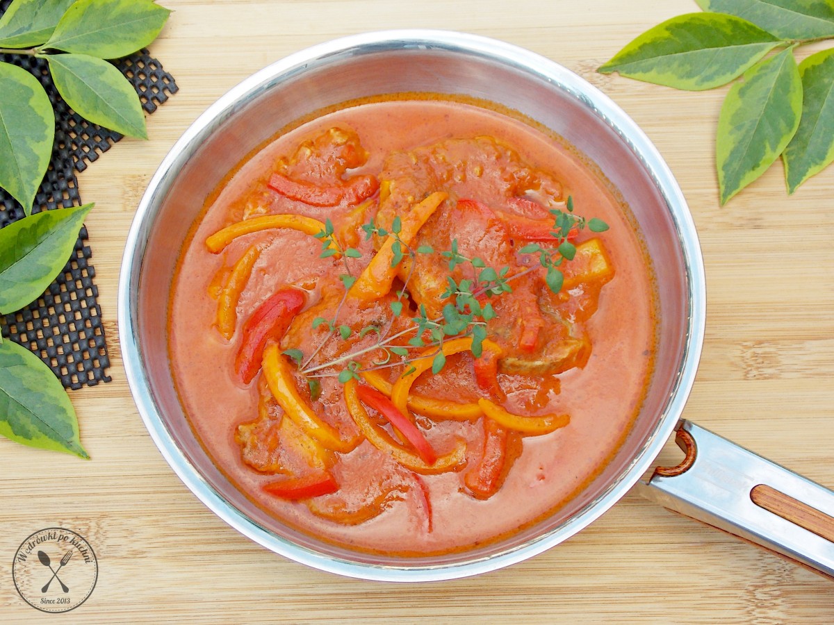 Karkówka w sosie paprykowo - pomidorowym