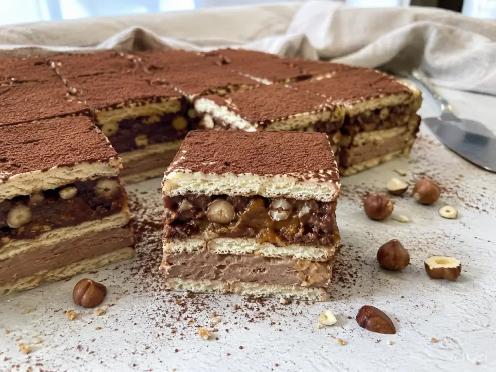 Ciasto Ferrero Rocher  – prosty deser bez pieczenia z kajmakiem i orzechami