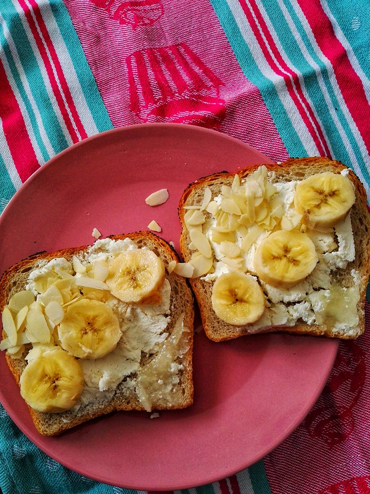 Śniadaniowe tosty z twarożkiem i bananem