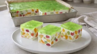 Ciasto Wiosenny śmietanowiec – lekki deser z galaretkami