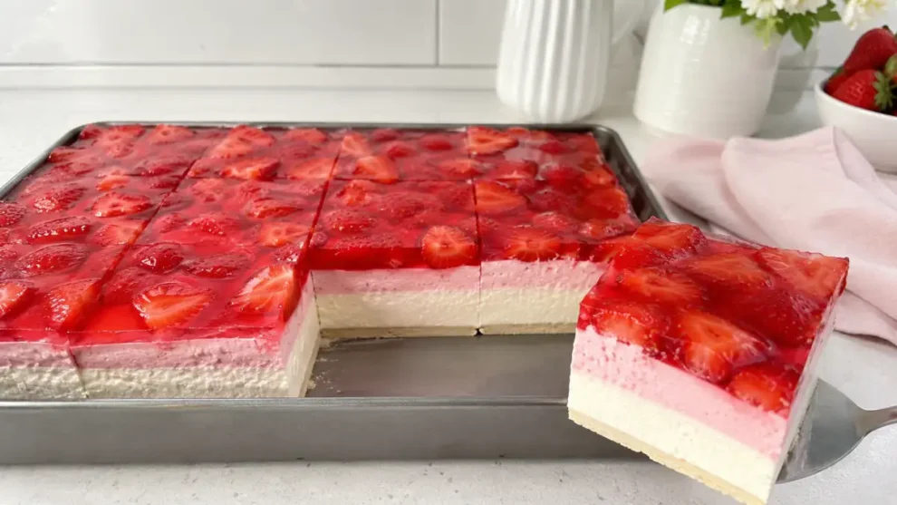 Ciasto Truskawkowiec bez pieczenia – lekki deser z truskawkami