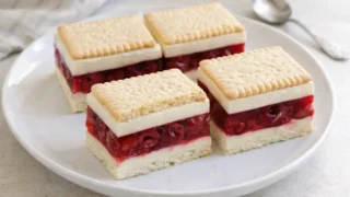 Ciasto Kanapka wiśniowa – prosty przepis na lekki deser bez pieczenia