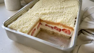 Ciasto Krówka z truskawkami w 15 minut – prosty deser bez pieczenia