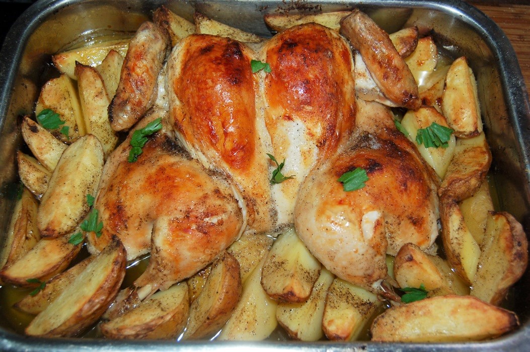Maślany kurczak pieczony na ziemniakach