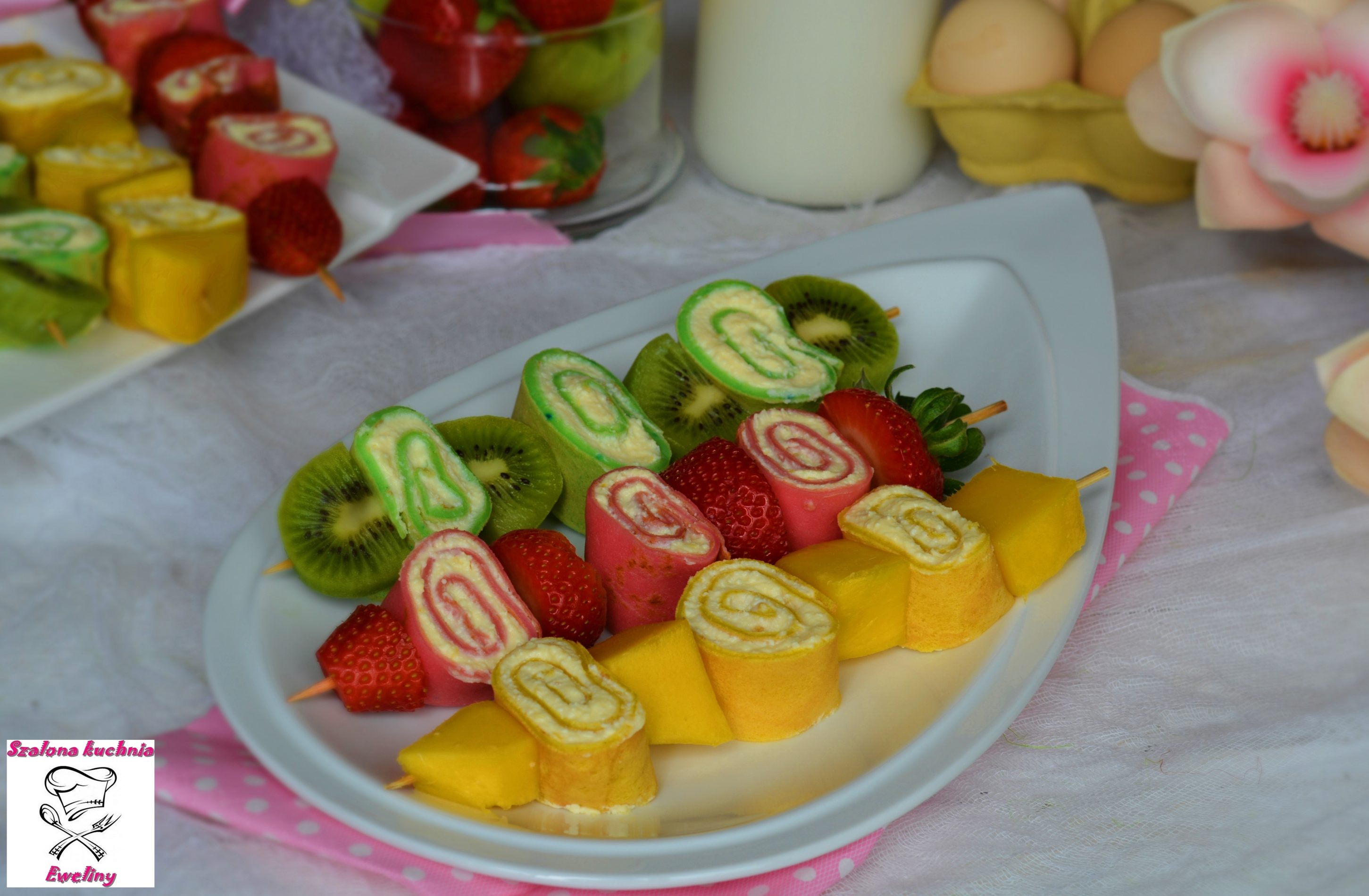 Kolorowe naleśnikowe szaszłyki z owocami