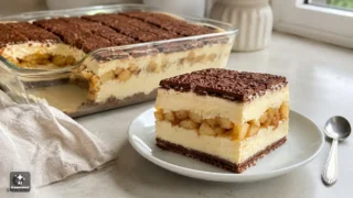 Ciasto Ekspresowy budyniowiec z jabłkami – prosty deser bez pieczenia