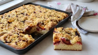 Pulchne ciasto na zsiadłym mleku ze śliwkami i kruszonką – prosty przepis