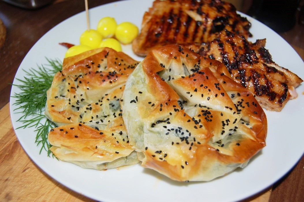 Borek tureckie ciasto z serem i szpinakiem