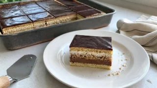 Ciasto Knoppers – prosty przepis na warstwowy deser z kremem i orzechami