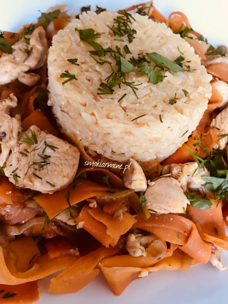 Pierś z indyka z marchewką i orzechami duszona w białym winie