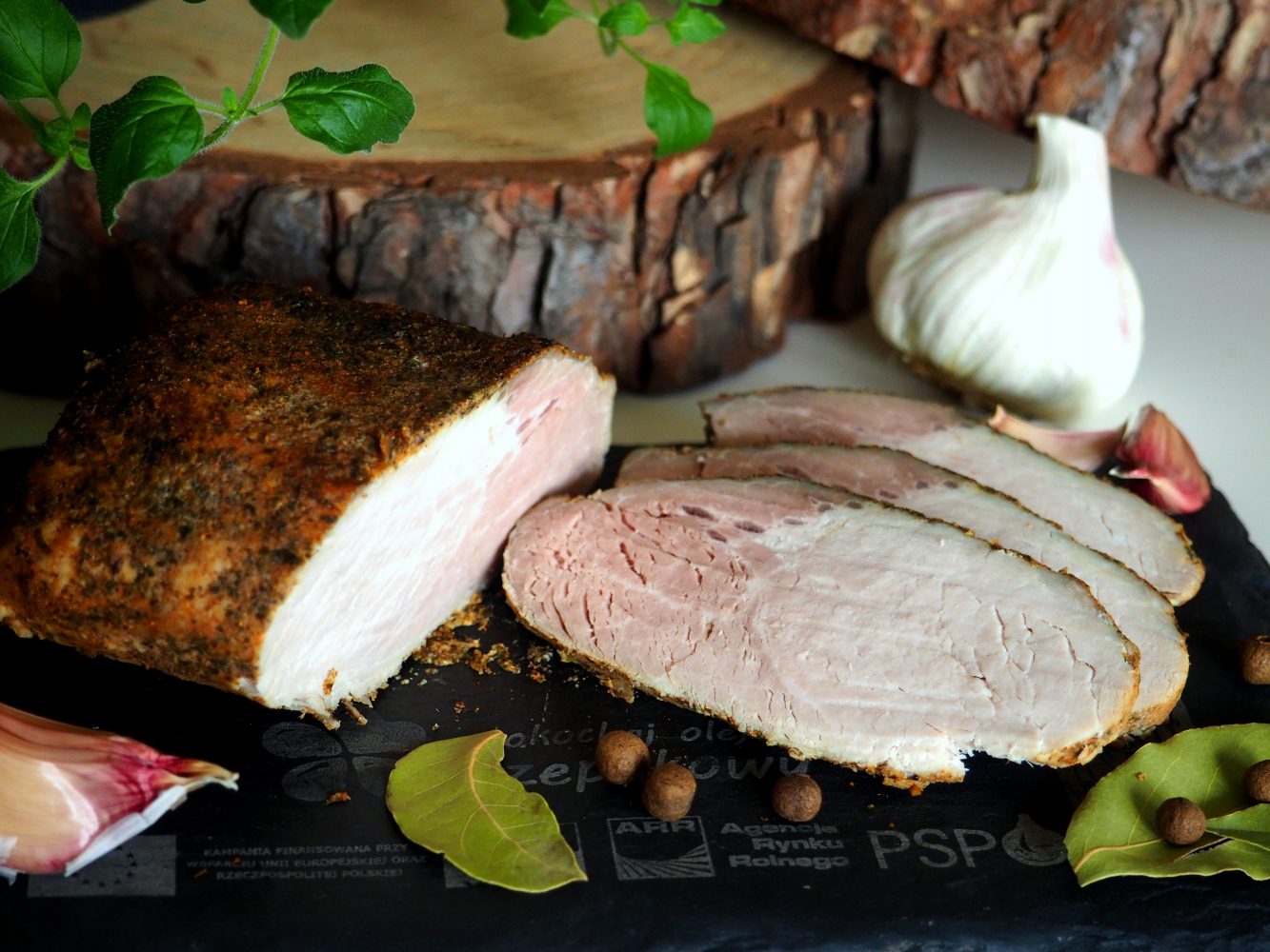 CZOSNKOWY SCHAB GOTOWANY W MLEKU