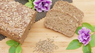 Chleb pszenno-żytni na zakwasie z nasionami konopi