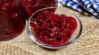 Sałatka z czerwonych buraków, papryki i cebuli (na zimę w słoiki)