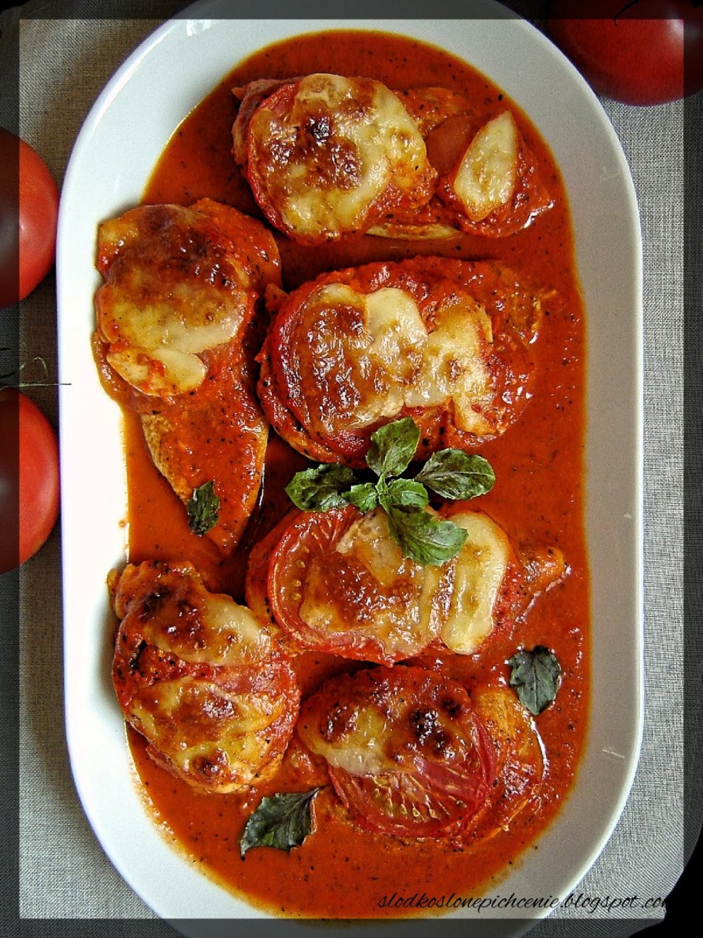 Piersi z kurczaka zapiekane w sosie paprykowo-pomidorowym