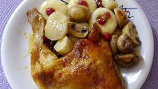 Pieczone udka kurczaka z żurawiną, topinamburem i pieczarkami