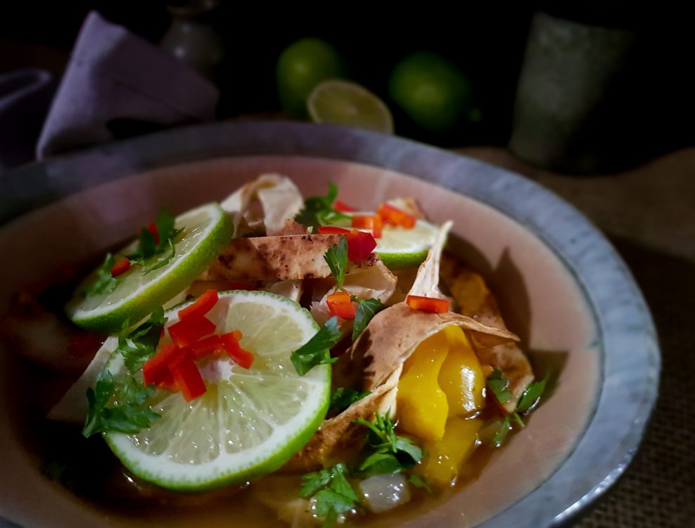 Meksykańska zupa z kurczakiem, limonką i tostowaną tortillą - Sope de lima
