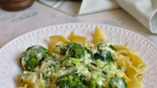 Makaron w cukiniowo-serowym sosie z brokułami