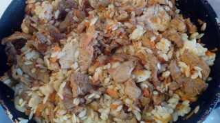 Szynka z makaronem ryżowym i marchewką