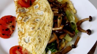 Omlet z grzybami shimeji i pok-choi