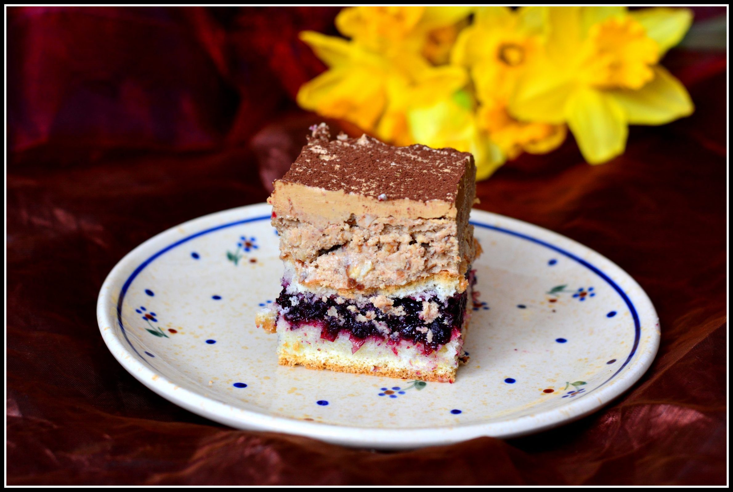 Biszkopt z kremem orzechowym