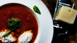 Zupa pomidorowa z pesto i ricottą Buffalo