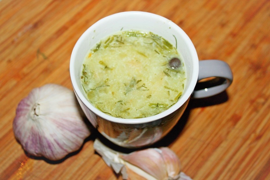 Zupa ogórkowo-koperkowa z czosnkiem