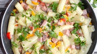 Makaron z kolorową papryką i szynką – pomysł na szybki obiad