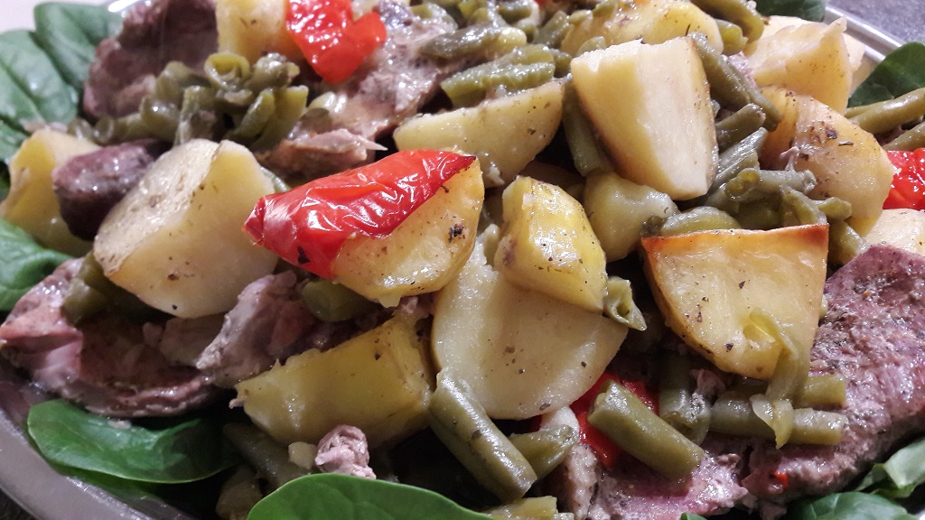 Pyszny karczek pieczony razem z ziemniakami, papryką i fasolką szparagową