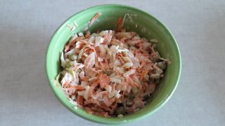 Rewelacyjna sałatka z marchewki, groszku i kapusty / Salad from cabbage, carrot and peas