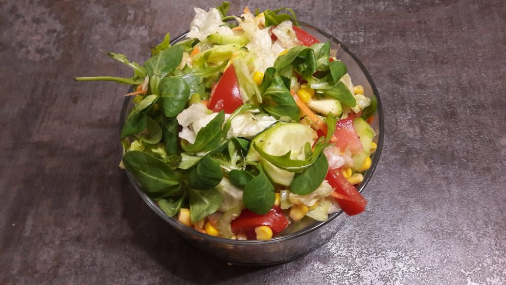 Surówka z cukinią, rukolą i kukurydzą / Salad with courgette, arugula & canned corn