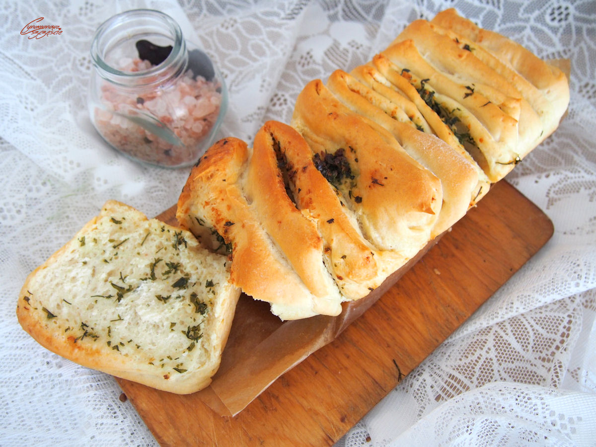 Odrywany chlebek czosnkowo ziołowy