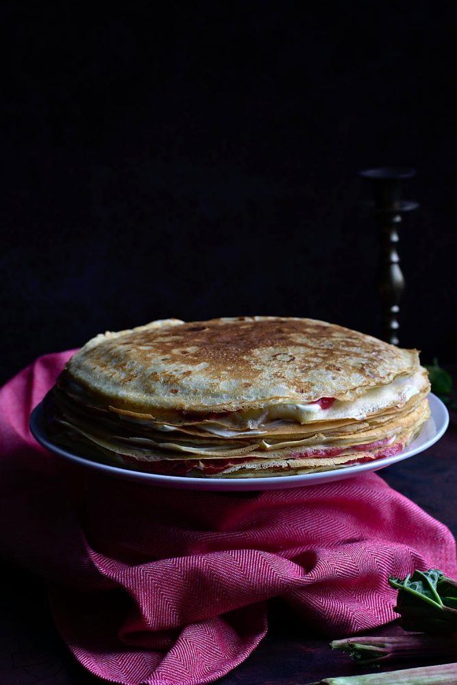 Tort naleśnikowy przekładany serowym oraz truskawkwo-rabarbarowym nadzieniem