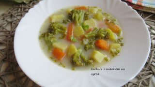 Zupa brokułowa z ziemniakami