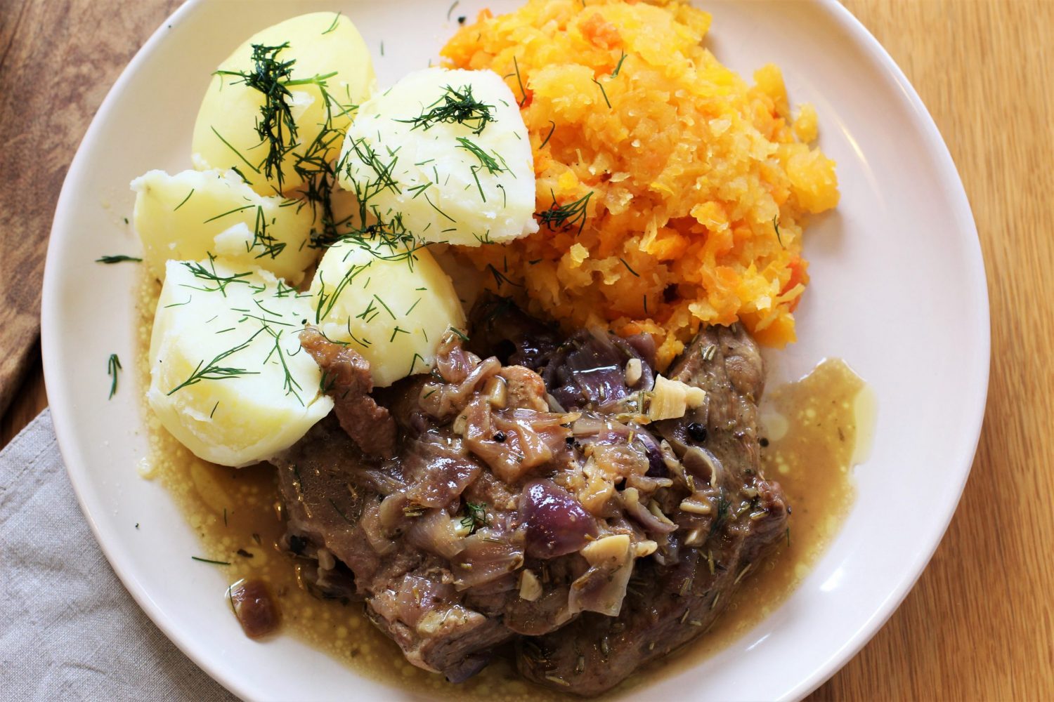 Steki z karkówki duszone w cydrze