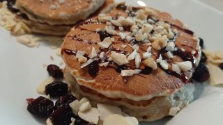 Migdałowe pancakes z żurawiną i rodzynkami