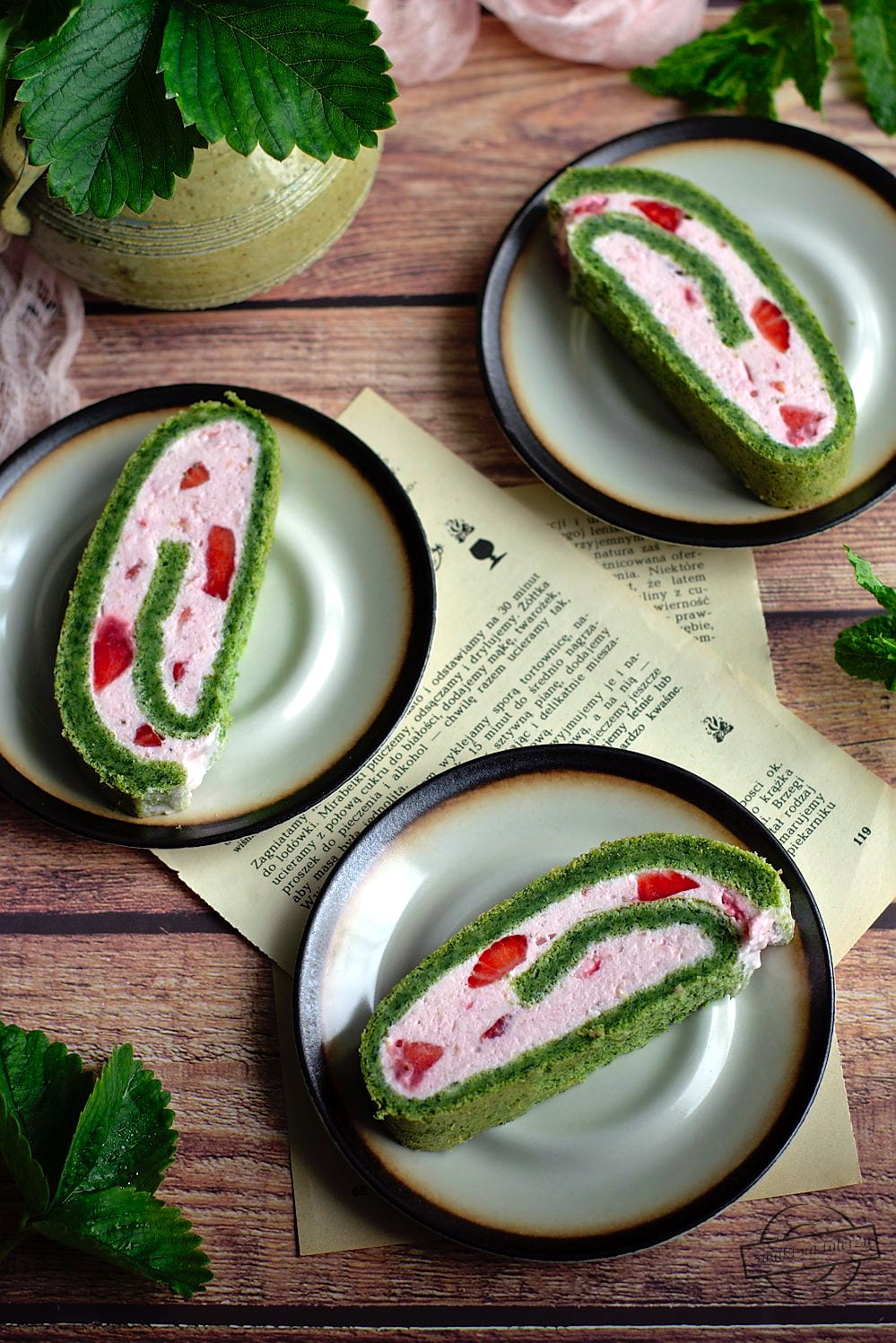 Rolada szpinakowa z truskawkami