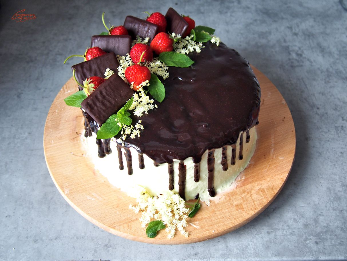 Tort czekoladowo miętowy z truskawkami