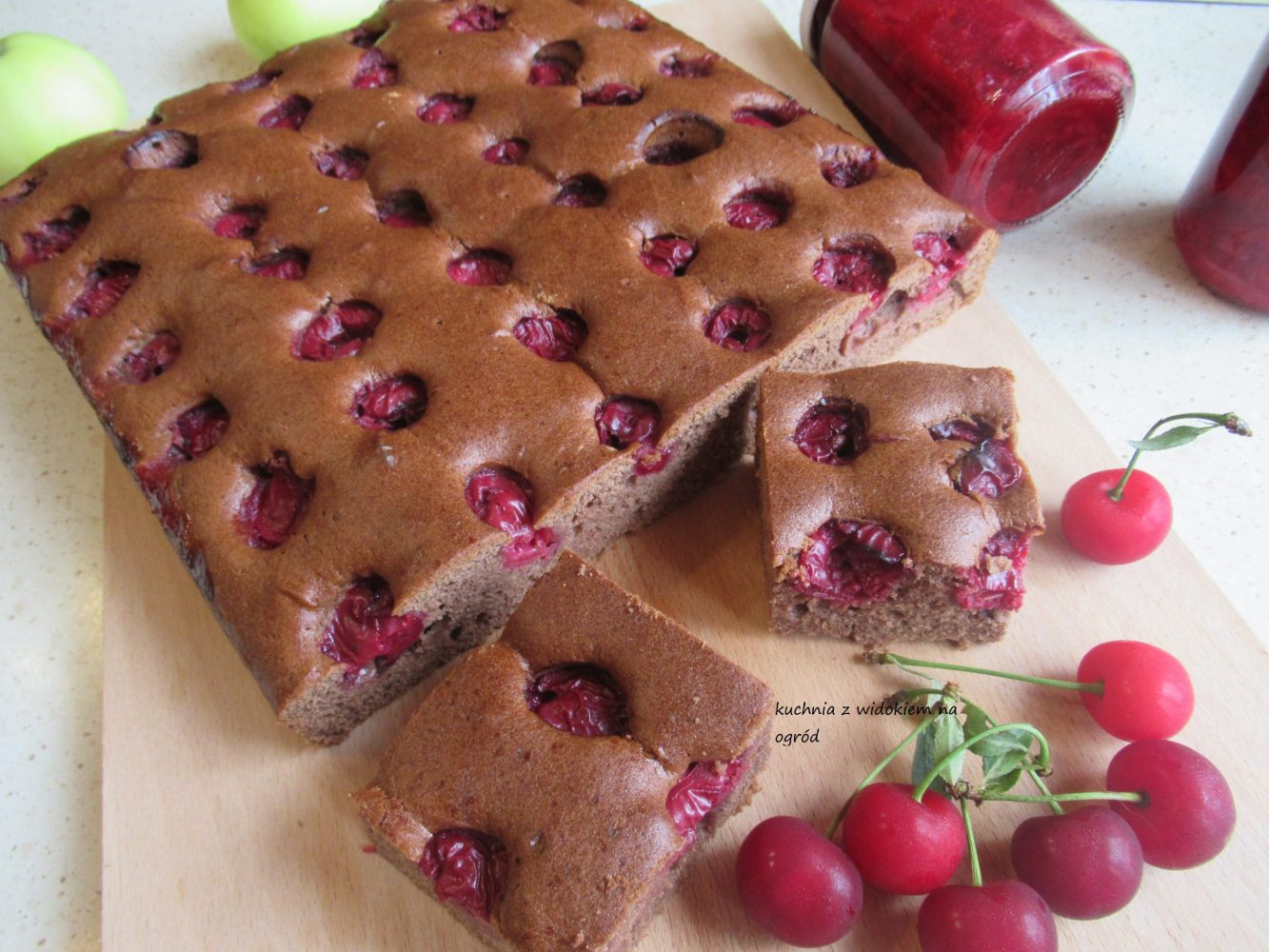 Prosty murzynek z wiśniami