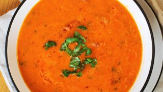 Zupa z pomidorów, papryki i kiełbasy chorizo