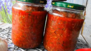 Cukinia w sosie pomidorowym do słoików na zimę
