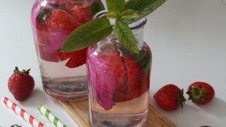 Woda smakowa z truskawkami, płatkami róży i miętą