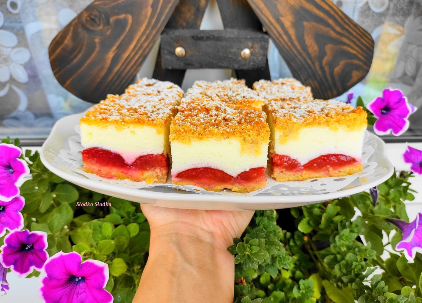 Sernik na jogurtach greckich ze śliwkami