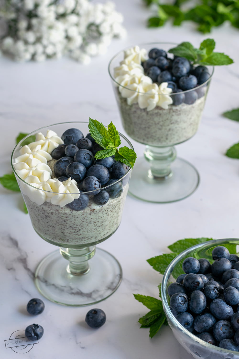 Miętowa pianka straciatella z borówkami